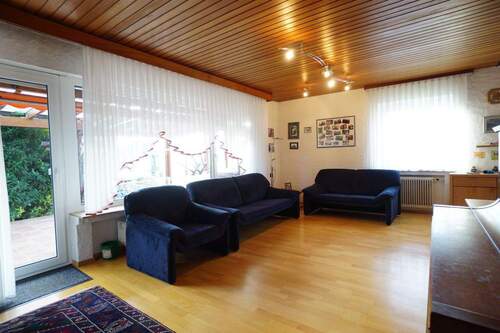 Wohnzimmer mit Zugang zur Terrasse - 7 Zimmer Einfamilienhaus in Dettingen an der Erms
