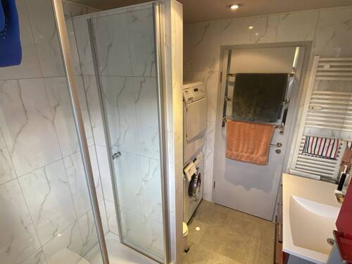 Bad mit Platz für Waschmaschine und Trockner - 