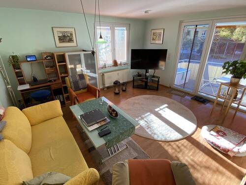 Gemütliches Wohnzimmer mit Austritt auf den Balkon - 