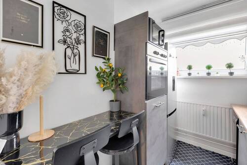 Bild 1 - Charmante 2-Zimmer-Wohnung mit Balkon über den Dächern Berlins