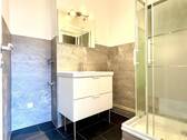angeschlossenem Bad mit Dusche - 