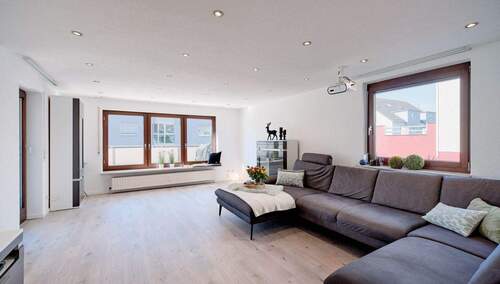 Lichtdurchflutetes Wohnzimmer - 