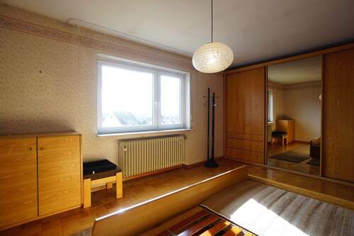 Schlafzimmer mit Parkettboden - 
