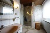 Bad mit Dusche, Wanne und Bidet - 