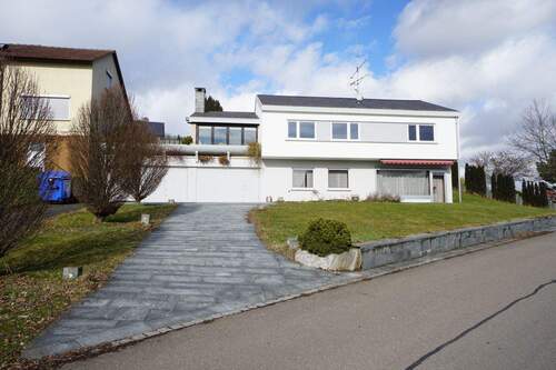 Außenansicht - Freistehendes, geräumiges Einfamilienhaus mit 2 Garagen und Pkw-Stellplatz