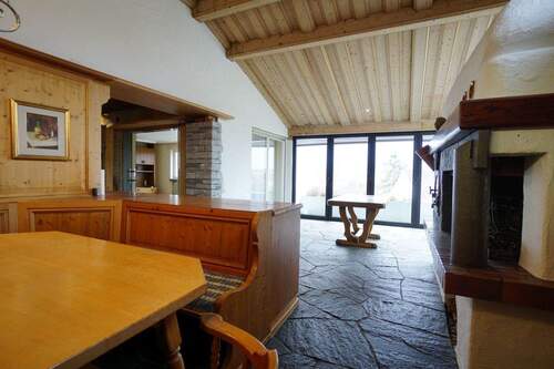 Esszimmer mit Steinboden - 