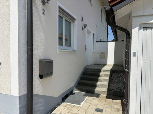 Zugang Ostseite - 5 Zimmer Doppelhaushälfte in Ottenhofen