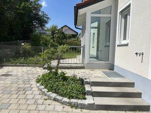 Zugang Südseite Garten - Doppelhaushälfte mit 150,00 m&sup2; in Ottenhofen zum Kaufen
