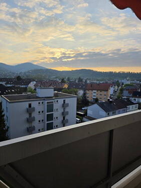 Ausblick - Frisch sanierte 3-Zi-Wohnung mit großem Balkon & Panoramablick