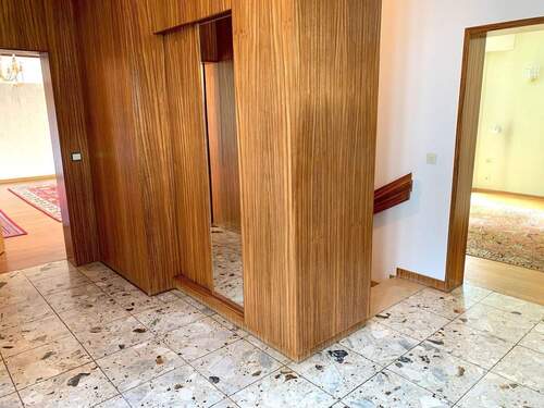 Flur mit Schrankwand.jpeg - Mehrfamilienhaus, Wohnhaus mit 285,00 m² in Berlin zum Kaufen
