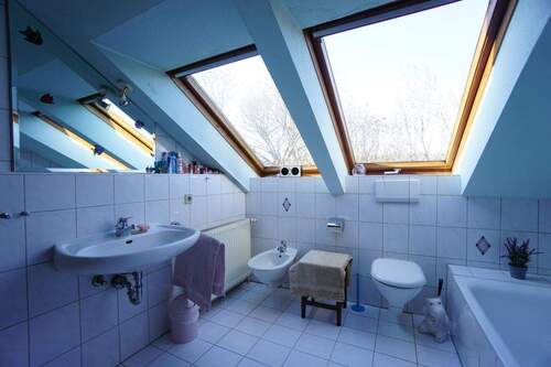 Geräumiges Bad mit Dusche und Wanne - 