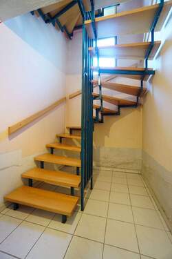 Flur im Untergeschoss mit Fliesenboden - 