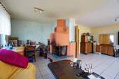 Wohnzimmer mit Kaminofen - 5 Zimmer Einfamilienhaus zum Kaufen in Kirchentellinsfurt
