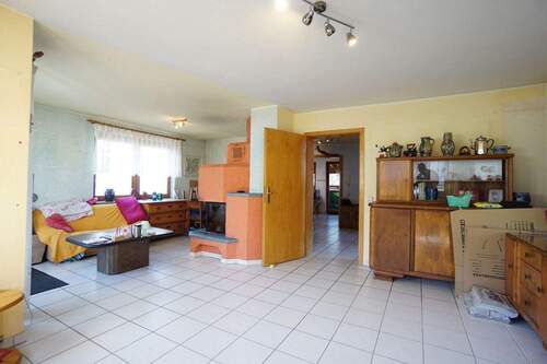 Wohnzimmer mit Fliesenboden - 5 Zimmer Einfamilienhaus in Kirchentellinsfurt