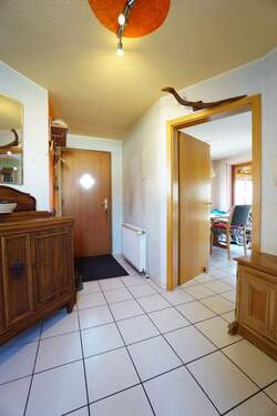 Flur im Erdgeschoss mit Fliesenboden - 