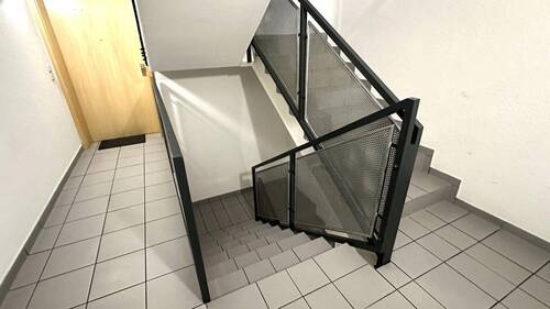 Treppenhaus/Wohnungseingang - 