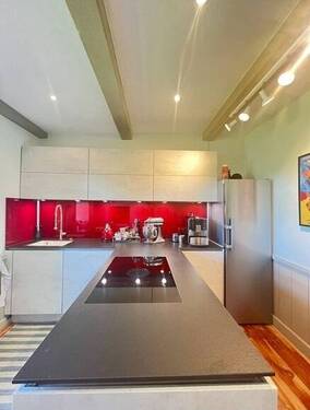 Eine funktionale, moderne Küche verbindet minimalistisches Design mit cleveren Stauraumlösungen und hochwertigen Materialien. Sie ist nicht nur ein Ort zum Kochen, sondern ein Raum, der Effizienz, Stil und Komfort vereint - 