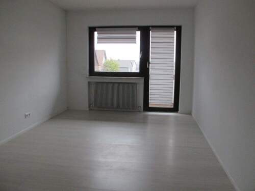 Eltern-Schlafzimmer mit Balkon.JPG - Reihenendhaus mit 108,00 m&sup2; in Steinenbronn zum Kaufen