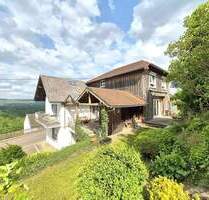 Mehrfamilienhaus mit drei Wohneinheiten, Garagen, Garten, StreuobstwieseKoppel und Mega-Fernblick! - Ollmuth