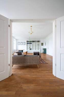 Durchsicht Schlafzimmer in Richtung Wohnzimmer - 4 Zimmer Etagenwohnung in Berlin