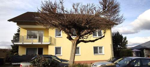 Haus mit Stellplätzen.jpg - 1 Zimmer Mehrfamilienhaus, Wohnhaus in Glauburg