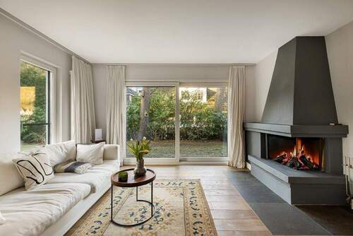 Wohnbereich mit Kamin - 5 Zimmer Einfamilienhaus zum Kaufen in Hamburg