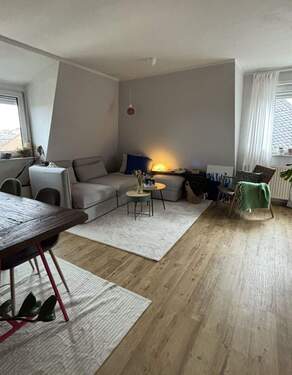 Wohnzimmer.jpeg - Sonnige 2-Zimmer-Wohnung mit Loggia in der Südvorstadt