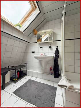 Badezimmer 1 im Dachgeschoss - 