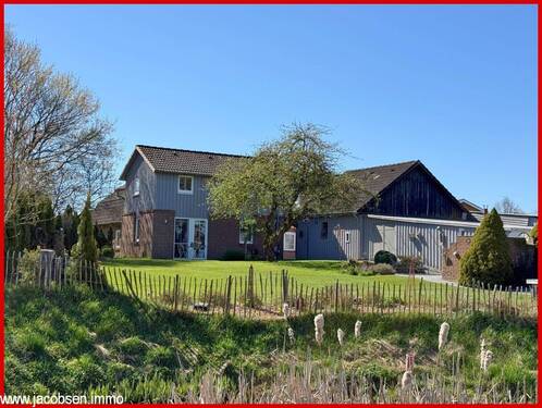 Nordansicht Wohnhaus und Garage - 