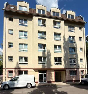 Hausansicht - Frühstückssonne auf Balkonien! - Familienwohnung im Dachgeschoss mit Aufzug