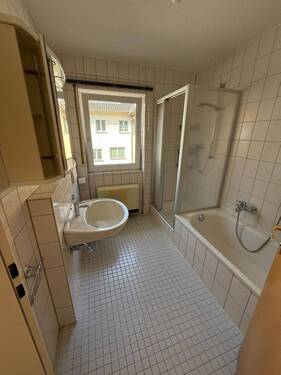 Bad mit Wanne und Dusche.jpg - Etagenwohnung mit 51,00 m² in Burladingen zur Miete