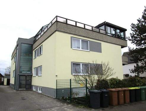 Hausansicht - 2 12-Zi. Wohnung mit Balkon in Oberasbach Wohnung mieten