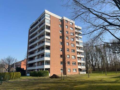 Straßenansicht - Großzügige 3 Zimmer-Wohnung in Reinbek