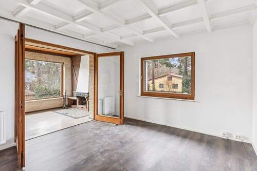 Wohnzimmer mit angrenzendem und lichtdurchfluteten Kaminzimmer - 