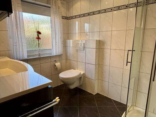 Bad Vorderhaus (Dusche und Fenster) - 