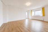 Wohnzimmer ( Ki bearbeitet) - Modernisierte 3-Zimmer-Wohnung mit traumhaftem Alpenpanorama in Englschalking Bogenhausen