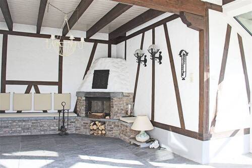 Wintergarten mit Natursteinboden und Kaminofen - 