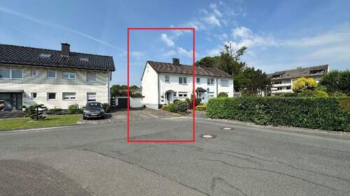 Blick vom Parkplatz - 4 Zimmer Doppelhaushälfte zum Kaufen in Paderborn