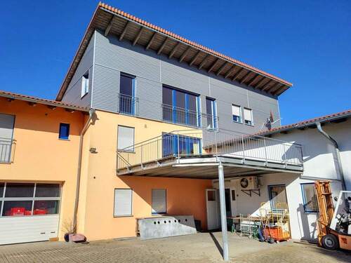 Gebäuderückseite - 6 Zimmer Mehrfamilienhaus, Wohnhaus in Hemau