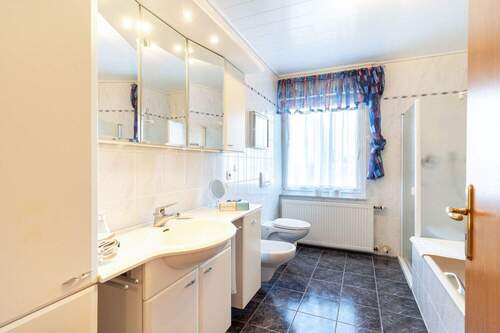 Badezimmer Erdgeschoss - Mehrfamilienhaus, Wohnhaus mit 252,60 m&sup2; in Gütersloh zum Kaufen