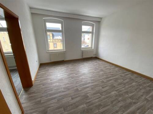 heller Wohnbereich mit ZUgang zur Küche - 