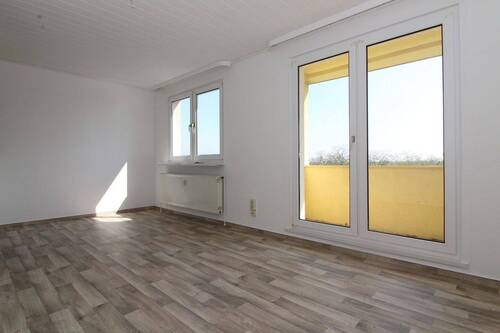 Wohnzimmer - Etagenwohnung mit 57,00 m&sup2; in Bitterfeld-Wolfen zur Miete