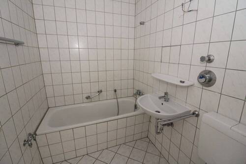 Bad mit Wanne - 