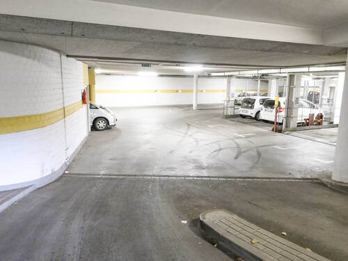 Tiefgarage Einfahrt - 