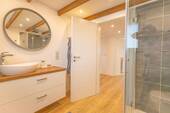 Tageslichtbad mit Dusche Wohnung im OG - 