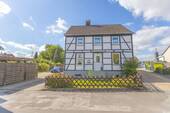 Haus & Gartenansicht - 5 Zimmer Mehrfamilienhaus, Wohnhaus zum Kaufen in Menden