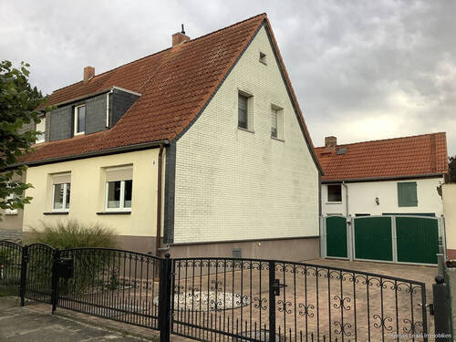 Straßenansicht - 4 Zimmer Doppelhaushälfte zum Kaufen in Hornhausen