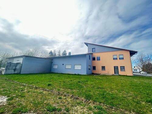 Gewerbeanwesen (Rückseite) - Halle in Hemau