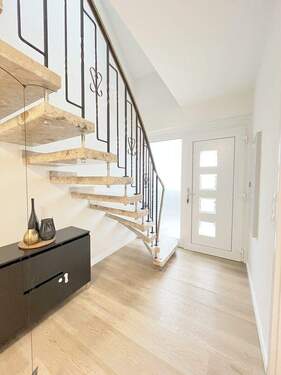 Eingang mit Treppe - 