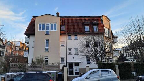 Hausvorderansicht.jpg - Schickes Apartment mit Terrasse kurz vor dem Schillerplatz, Vermietet!